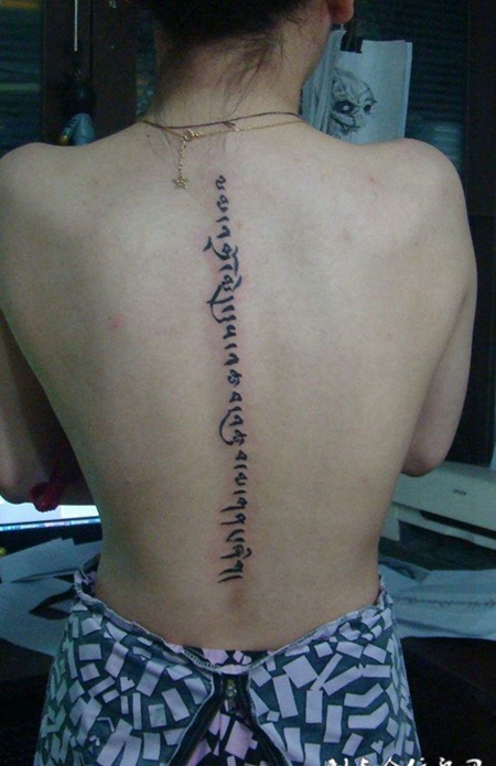 后背上的藏文纹身