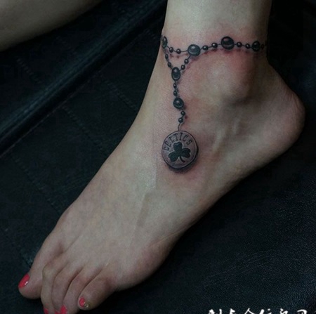 脚踝上带着吊坠你的脚链纹身