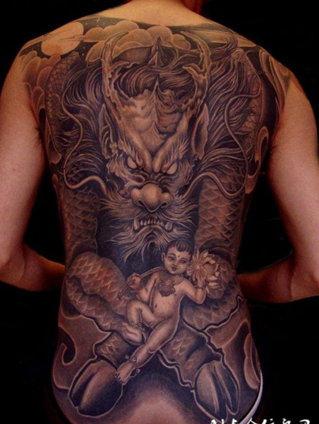 满背麒麟送子纹身