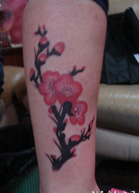 小腿的梅花纹身