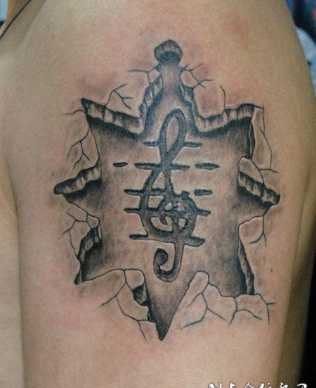 胳膊上的石刻音乐符号纹身