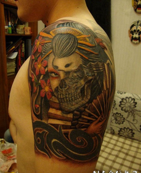 胳膊上的半面骷髅纹身