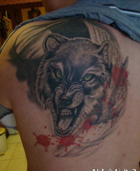 后背上的狼头纹身
