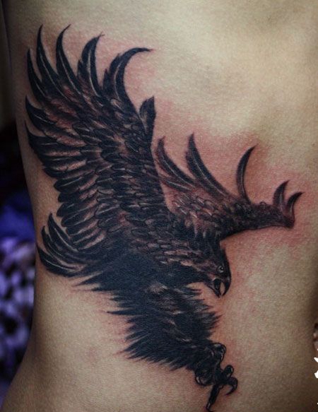侧腰的老鹰纹身图案