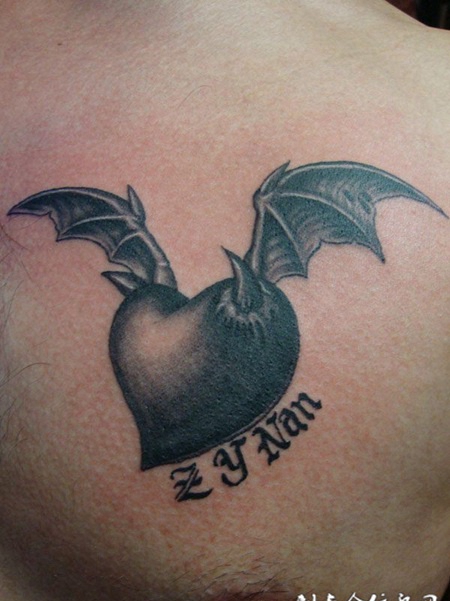 胸前长着翅膀的心纹身
