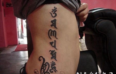 腰侧梵文纹身