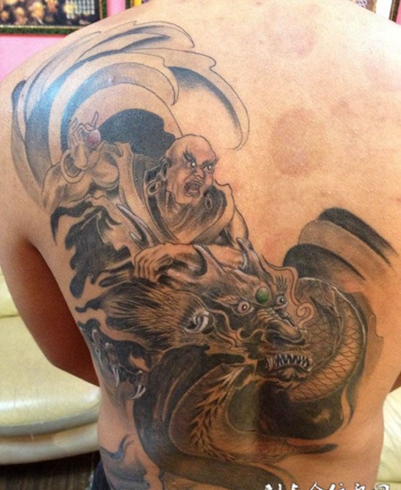 背部降龙罗汉纹身