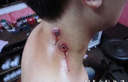 脖子上的伤疤纹身