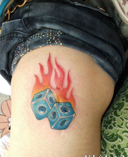 腿部燃着火焰的色子纹身