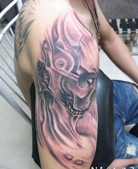 胳膊上抽象的恶魔纹身