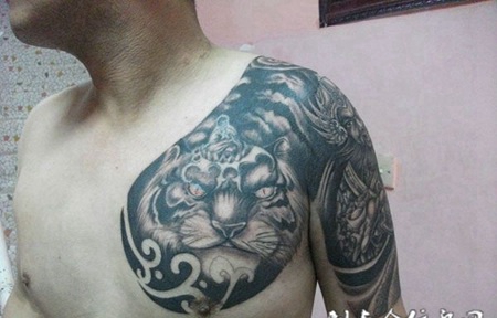 半胛虎头纹身