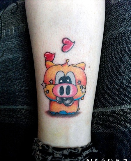 小腿上的卡通猪纹身
