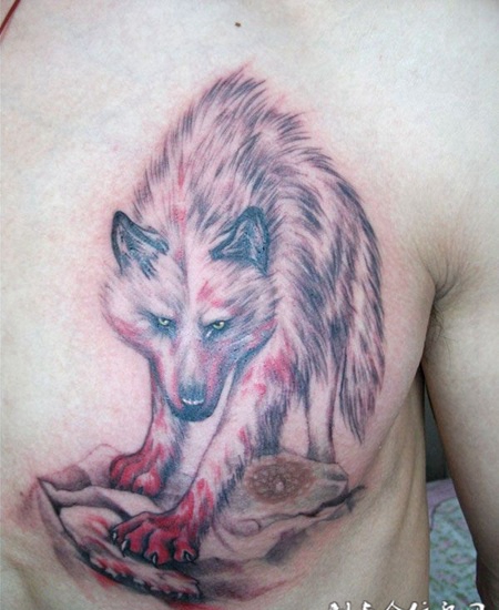 胸前的狼纹身