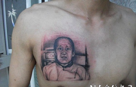 胸前的肖像纹身