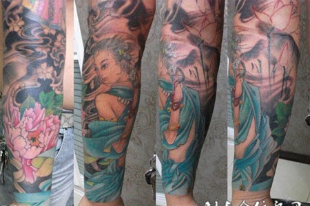 胳膊上的仙女荷花纹身