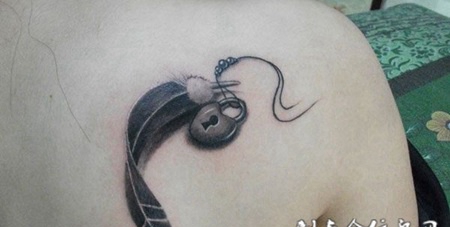 背部羽毛锁纹身