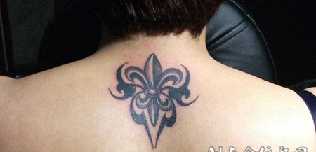 背部克罗心纹身