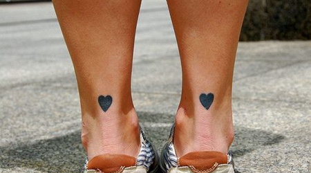 脚踝清新黑色爱心纹身图案
