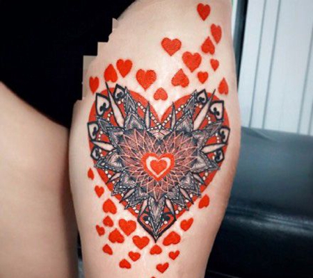 大腿爱心飞镖纹身图案