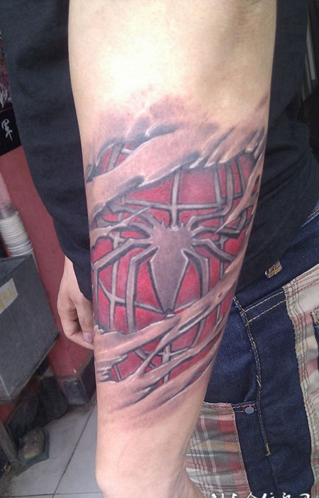 胳膊上的蜘蛛网纹身