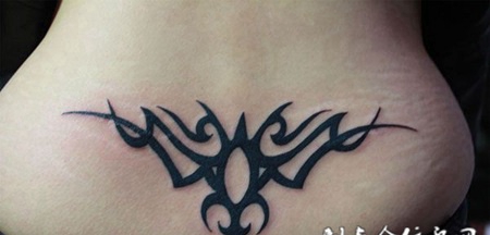 后腰上的抽象图腾纹身