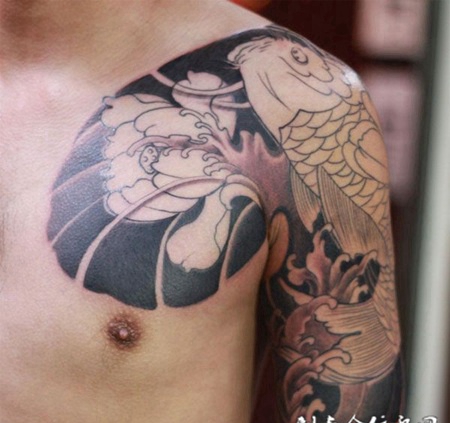 胳膊上的鲤鱼牡丹纹身