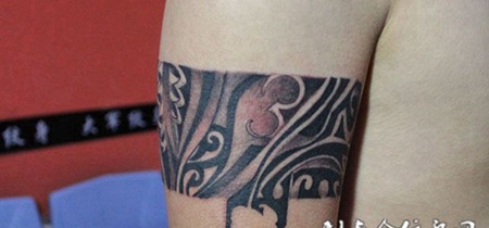 胳膊上的图腾臂环纹身