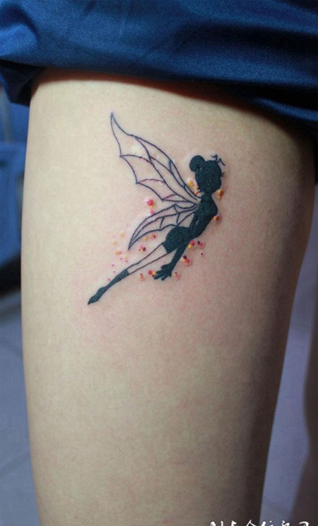 大腿上的精灵纹身