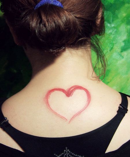 颈部后面爱心纹身图案