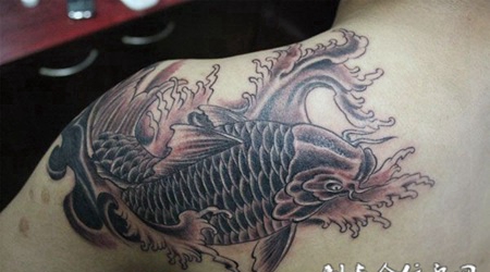 肩膀上的鲤鱼纹身