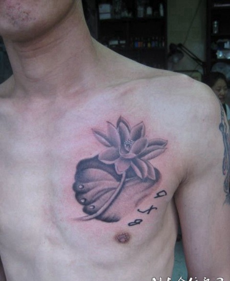 胸前的莲花荷叶纹身