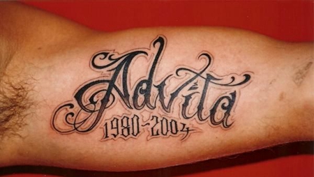 大臂花体英文日期纹身图案