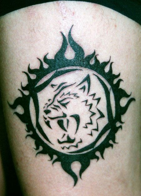 大腿上的狼头图腾纹身图案