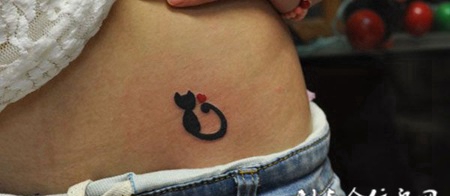 腰侧的猫咪图腾纹身
