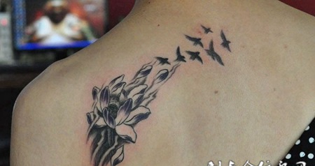 背部莲花鸟纹身