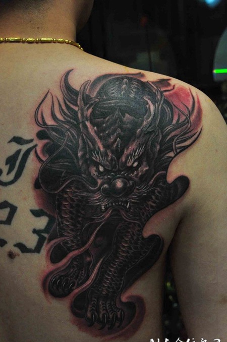 后背上的麒麟纹身