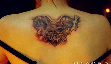 后背上的恶魔纹身