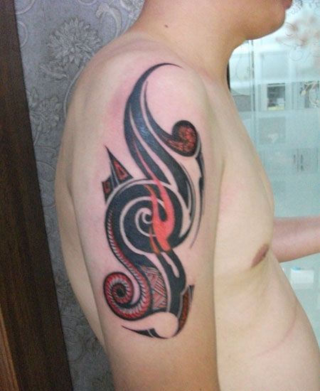 手臂上的抽象图腾纹身图案