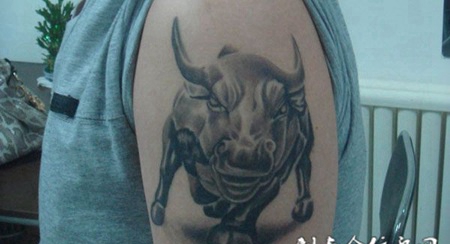 胳膊上的斗牛纹身
