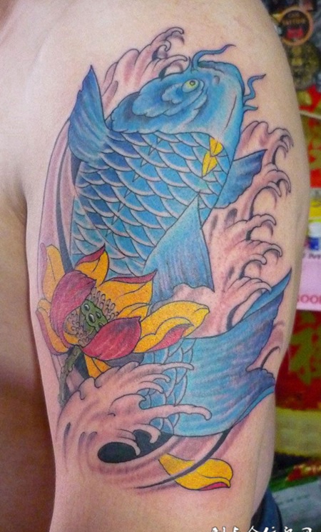 胳膊上鲤鱼莲花纹身