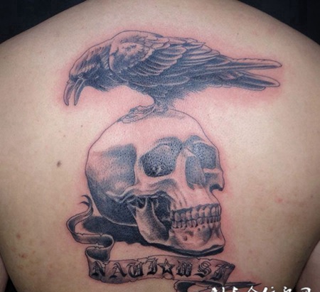 后背上的骷髅乌鸦纹身