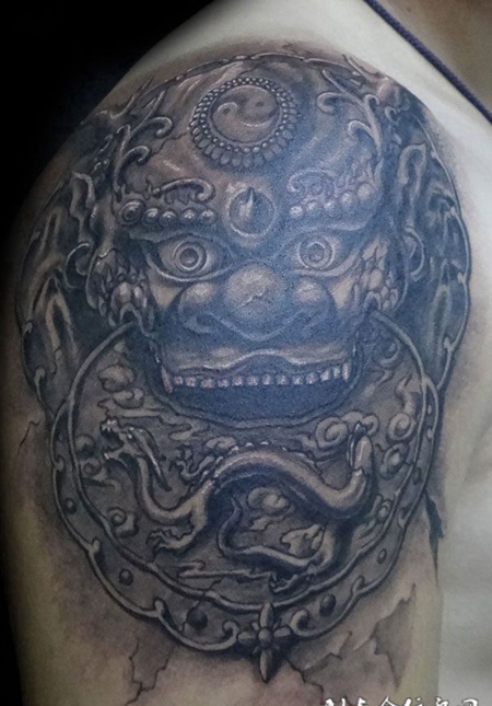 胳膊上的唐狮子门环纹身