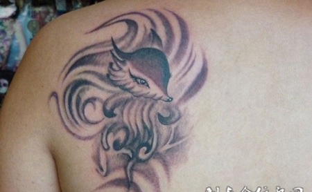 后背上的小狐狸纹身