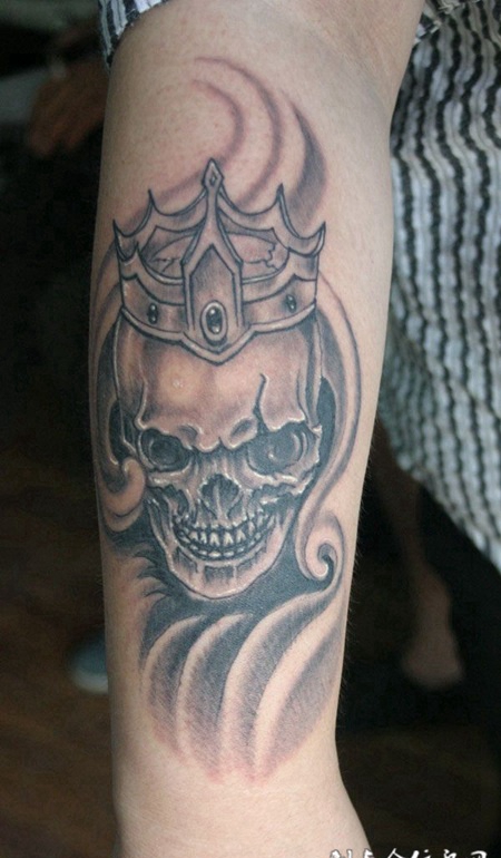 带着皇冠的骷髅纹身