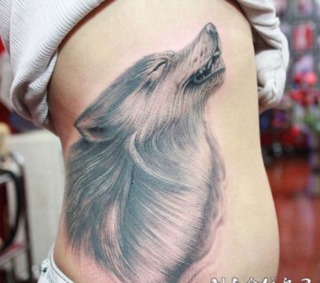 腰侧的狼头纹身