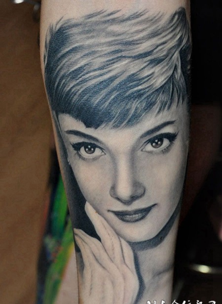 胳膊上的美人纹身