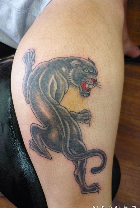 小腿上的猎豹纹身