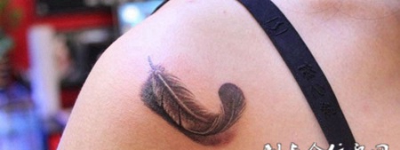 肩膀上的羽毛纹身
