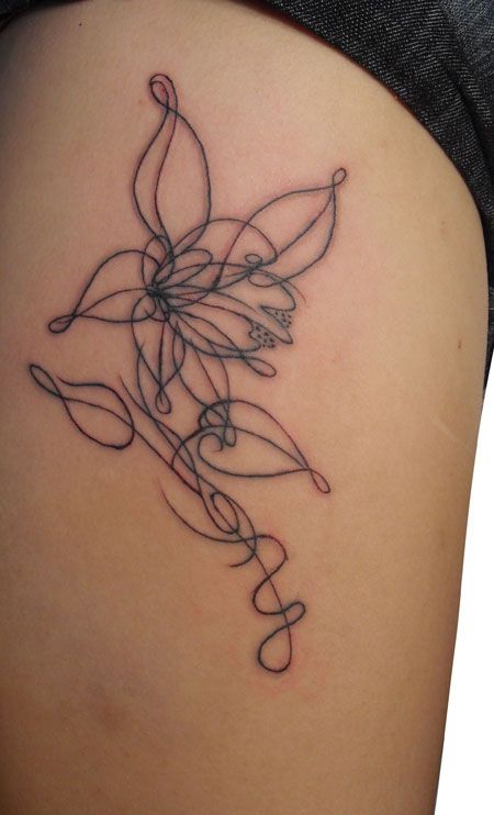 腿部创意线条花朵纹身图案