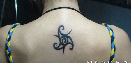 背部三角飞镖纹身